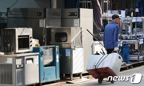 서울 중구 황학동주방거리 중고 주방 기구들이 쌓여 있는 모습. 2023.10.24/뉴스1 © News1 김도우 기자