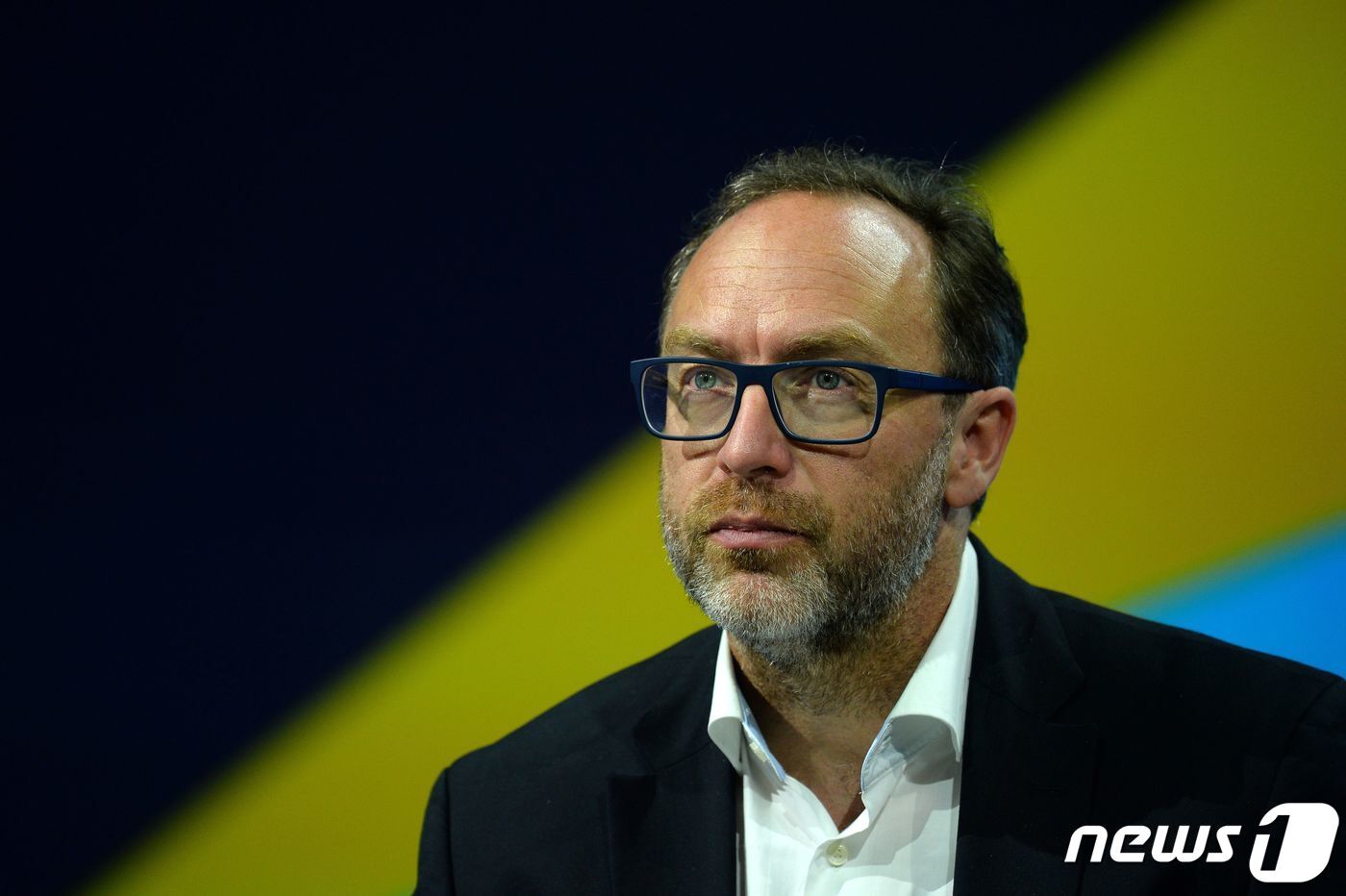 본문 이미지 - 온라인 백과사전 위키피디아를 공동 창업한 지미 웨일스가 2016년 6월 프랑스 파리에서 열린 비바 테크놀로지 콘퍼런스에 참석한 모습. 2016.6.30. ⓒ AFP=뉴스1 ⓒ News1 김성식 기자