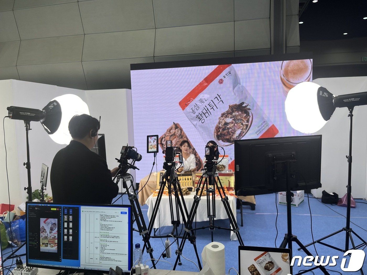 본문 이미지 - 2023 스마트비즈엑스포에 마련된 라이브커머스 스튜디오에서 '황태튀각'을 판매하고 있다. ⓒ News1 김형준 기자