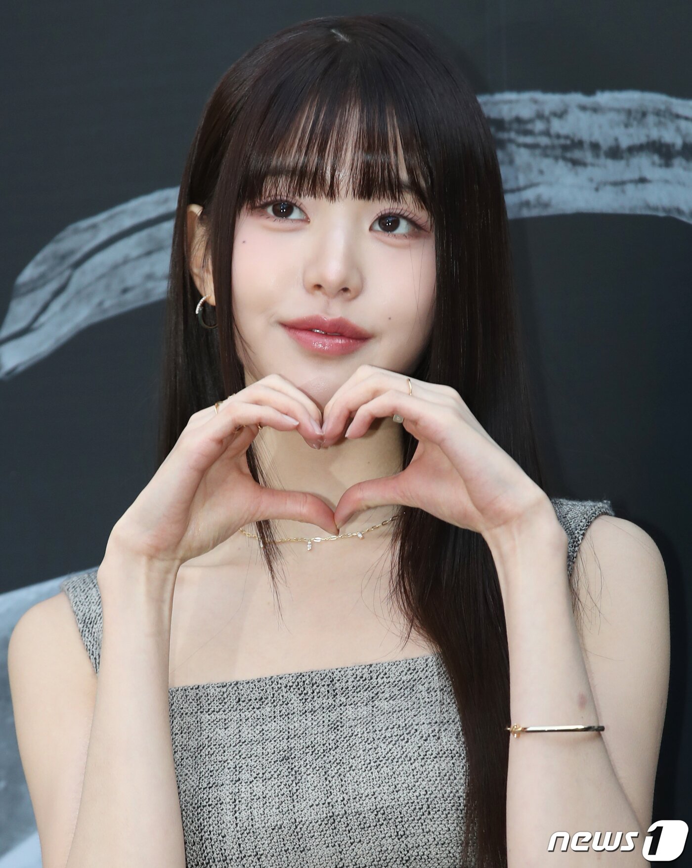 본문 이미지 - 아이브 장원영이 24일 서울 성동구 성수동에서 진행된 이니스프리 플래그십 스토어 ‘이니스프리 디아일 성수’ 오픈 행사에서 하트를 그리고 있다. ⓒ News1 권현진 기자