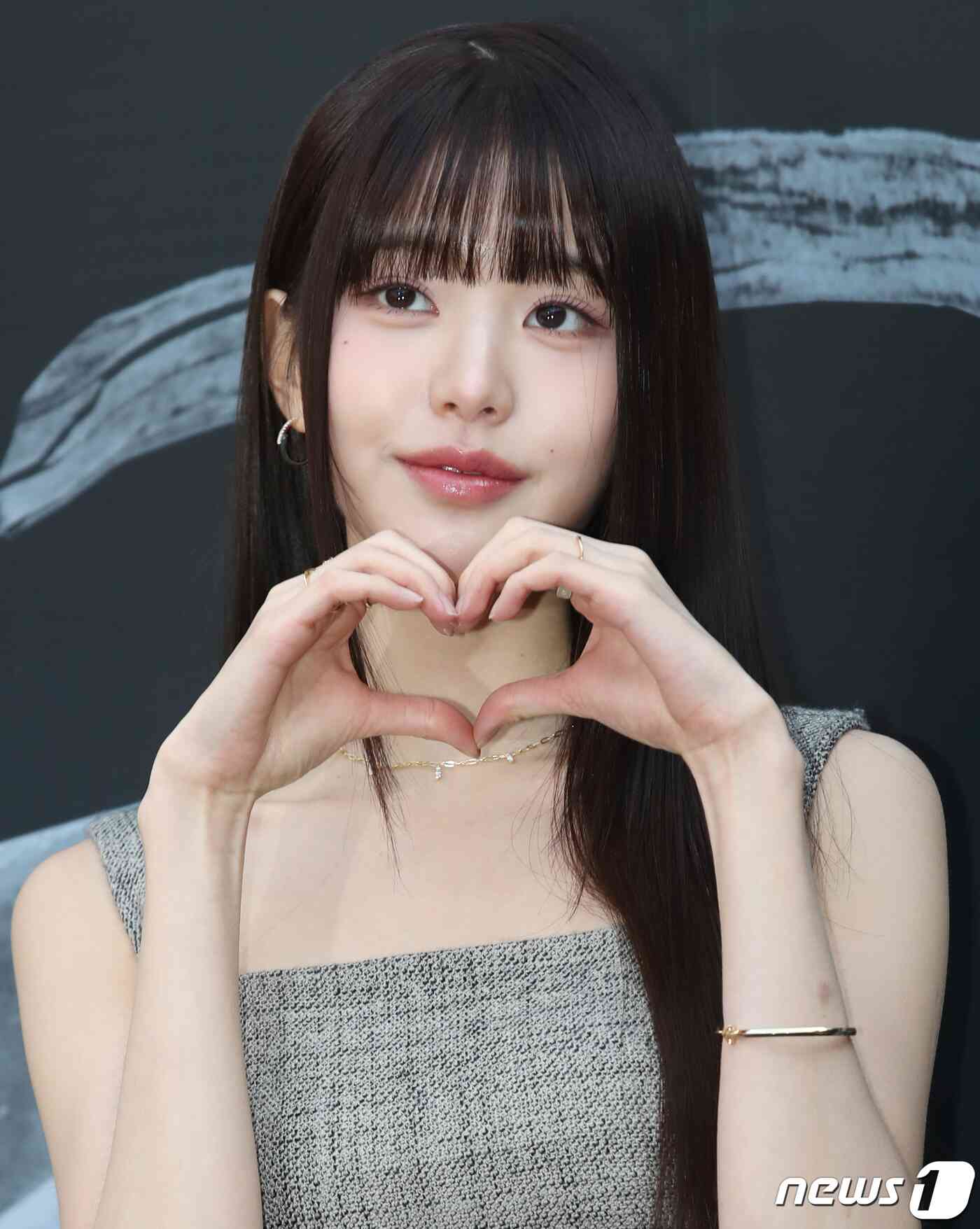 아이브 장원영이 24일 서울 성동구 성수동에서 진행된 이니스프리 플래그십 스토어 ‘이니스프리 디아일 성수’ 오픈 행사에서 하트를 그리고 있다. © News1 권현진 기자