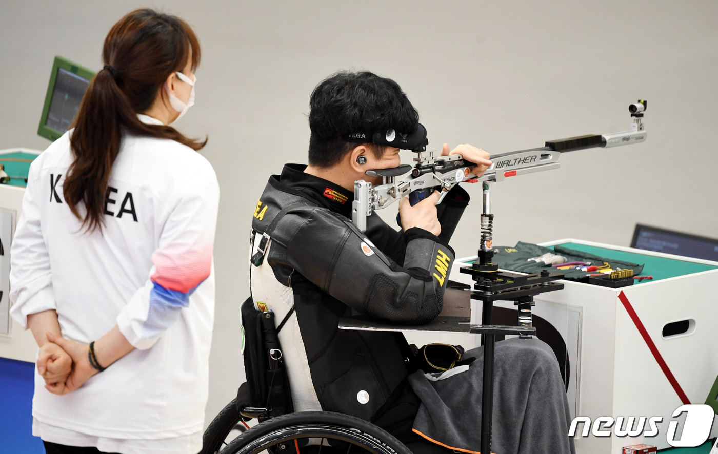 (항저우=뉴스1) 사진공동취재단 = 사격 이명호가 24일 중국 항저우 푸양 인후 스포츠센터에서 열린 2022 항저우 장애인아시아경기대회 혼성 SH2 R9 50m 공기소총복사 결승전 …