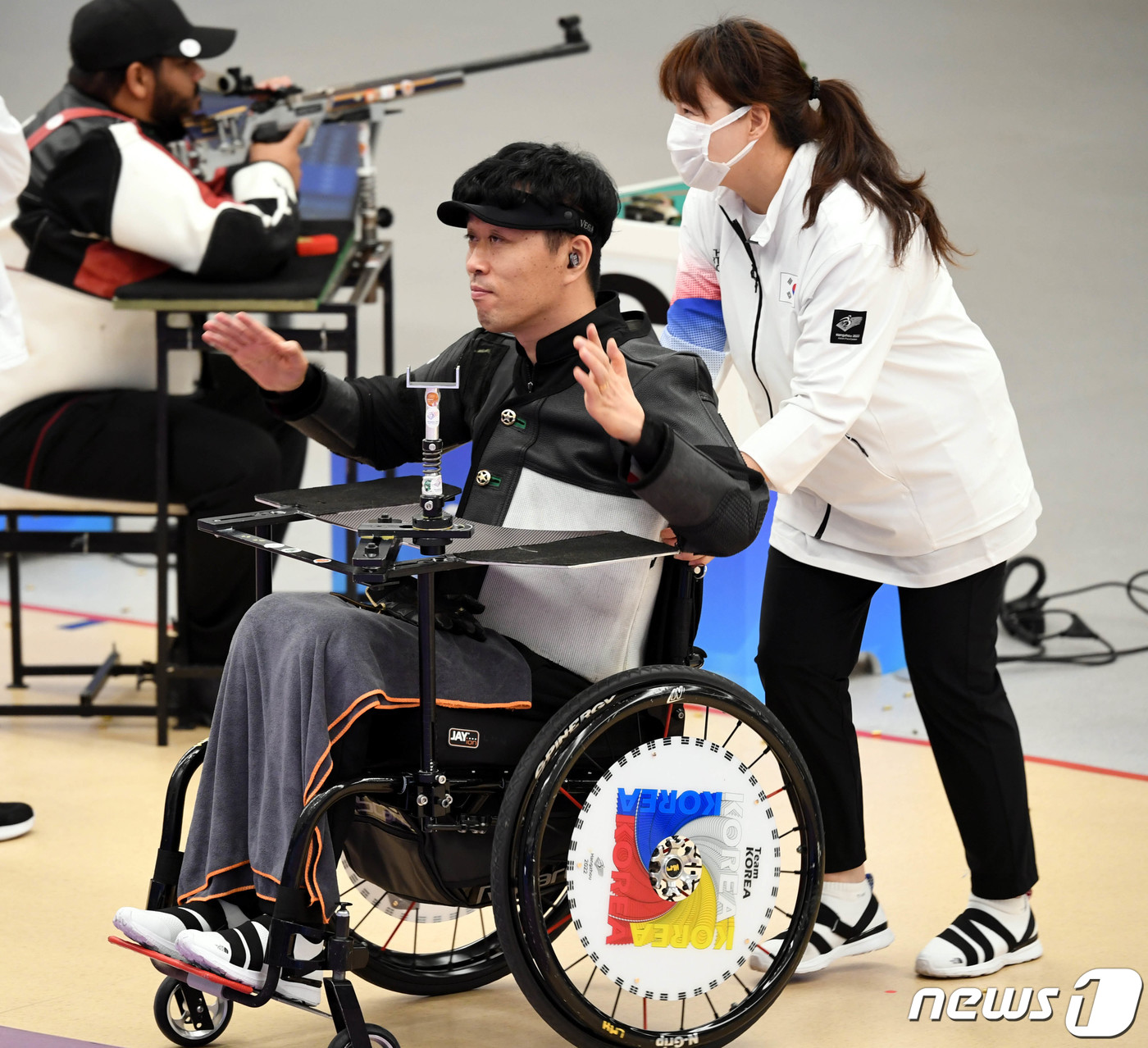 (항저우=뉴스1) 사진공동취재단 = 사격 이명호가 24일 중국 항저우 푸양 인후 스포츠센터에서 열린 2022 항저우 장애인아시아경기대회 혼성 SH2 R9 50m 공기소총복사 결승전 …