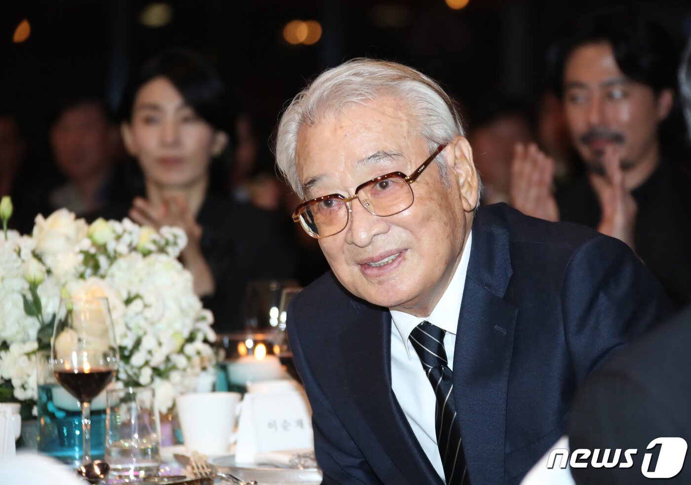 본문 이미지 - 배우 이순재가 24일 서울 고덕동 스테이지28에서 열린 제13회 아름다운 예술인상 시상식에서 인사를 하고 있다. 2023.10.24/뉴스1 ⓒ News1 권현진 기자