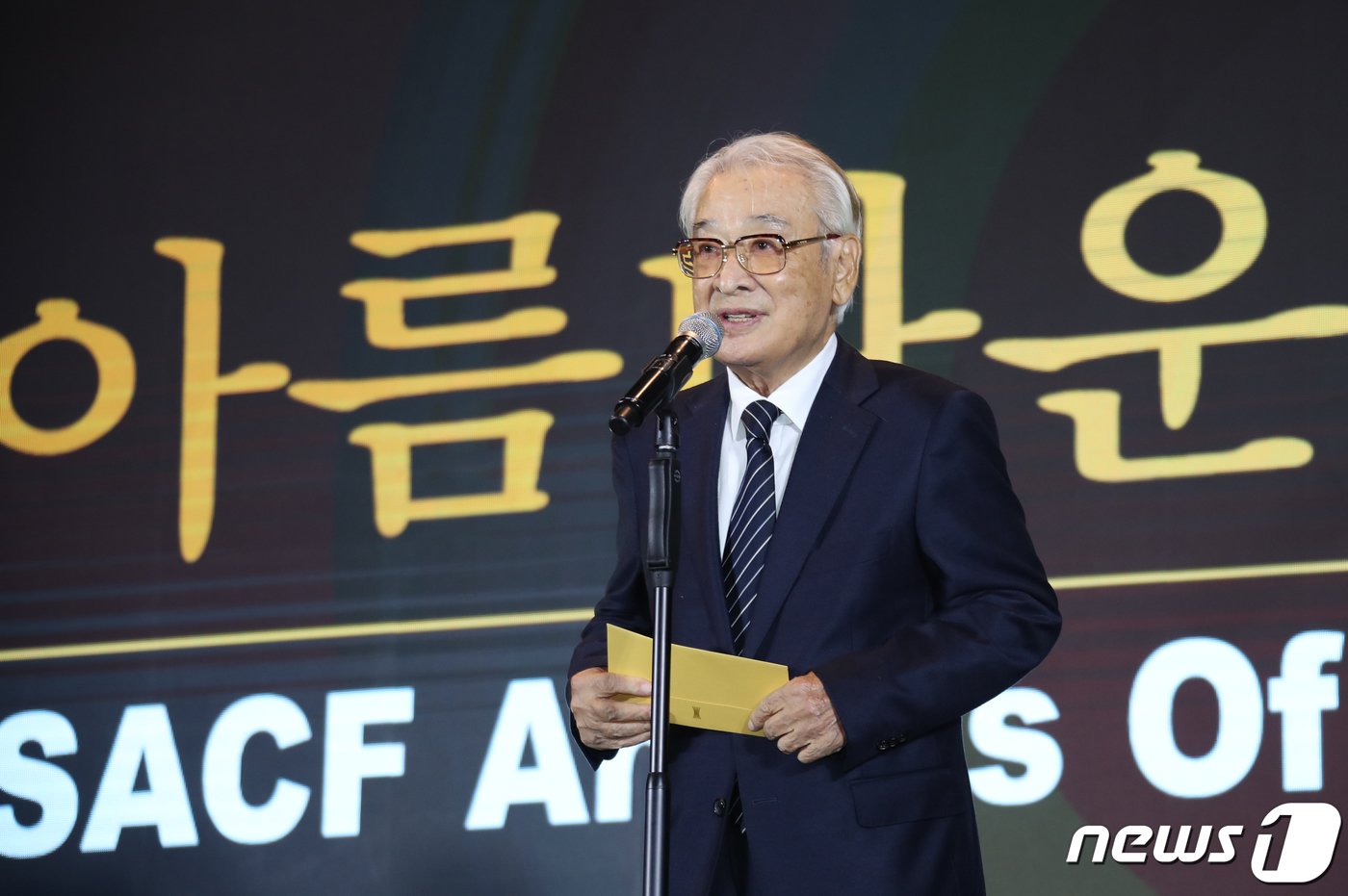 본문 이미지 - 배우 이순재가 24일 서울 고덕동 스테이지28에서 열린 제13회 아름다운 예술인상 시상식에서 연극예술인상을 받은 뒤 소감을 말하고 있다. 2023.10.24/뉴스1 ⓒ News1 권현진 기자