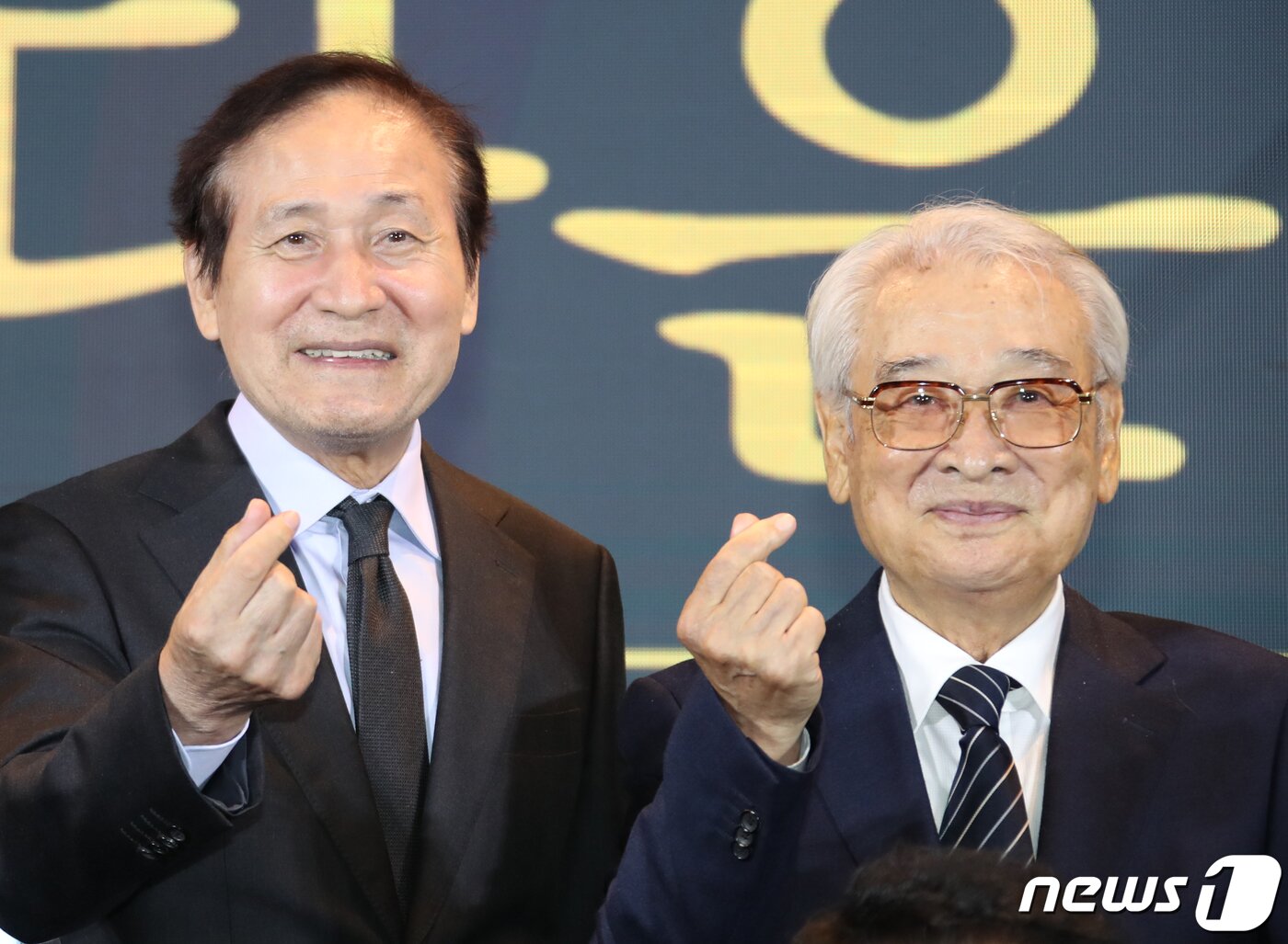 본문 이미지 - 배우 안성기와 이순재(오른쪽)가 2023년 서울 고덕동 스테이지28에서 열린 제13회 아름다운 예술인상 시상식에서 하트를 그리는 모습. 2023.10.24/뉴스1 ⓒ News1 권현진 기자