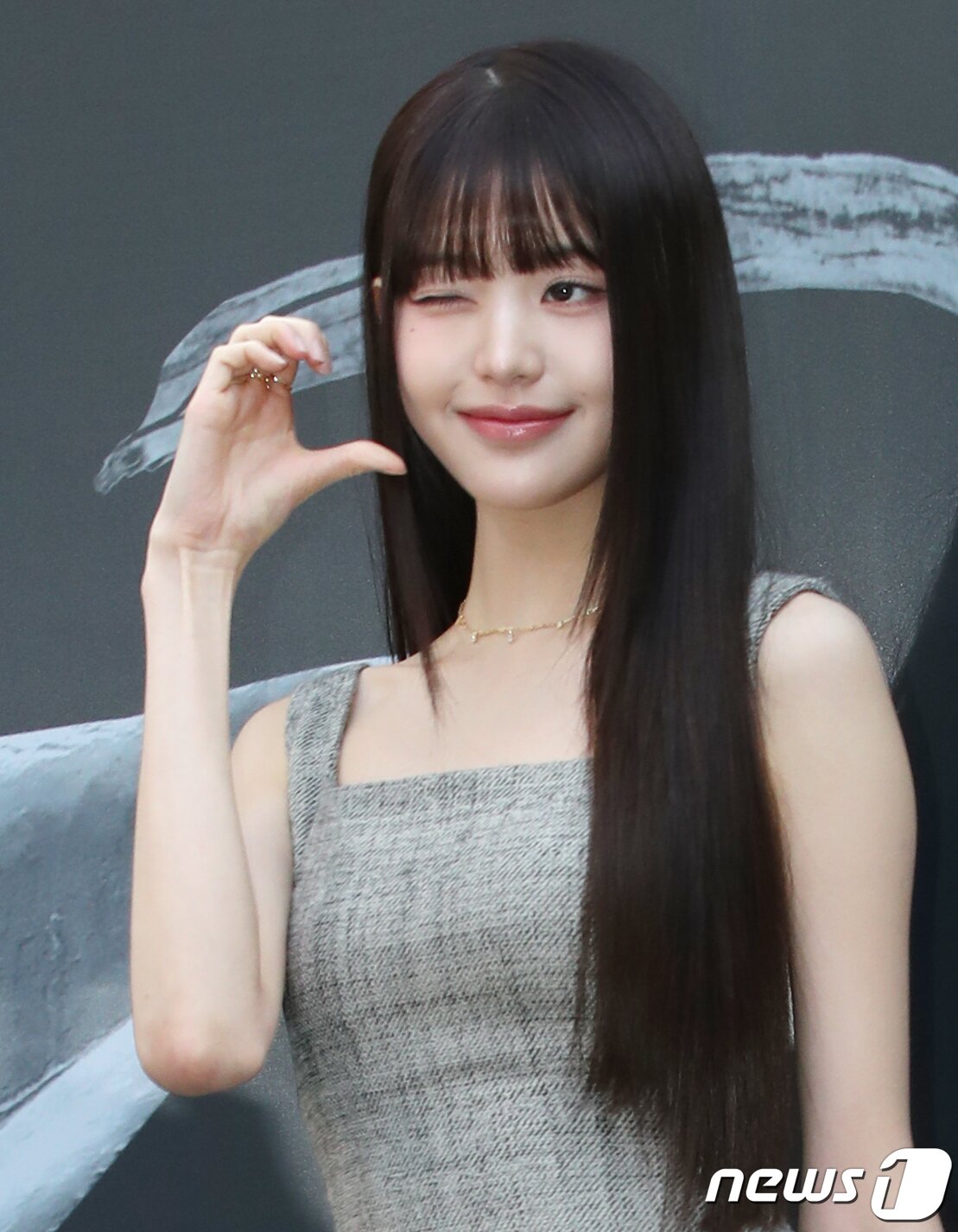 본문 이미지 - 아이브 장원영이 24일 서울 성동구 성수동에서 진행된 이니스프리 플래그십 스토어 ‘이니스프리 디아일 성수’ 오픈 행사에서 볼 하트를 그리고 있다. ⓒ News1 권현진 기자