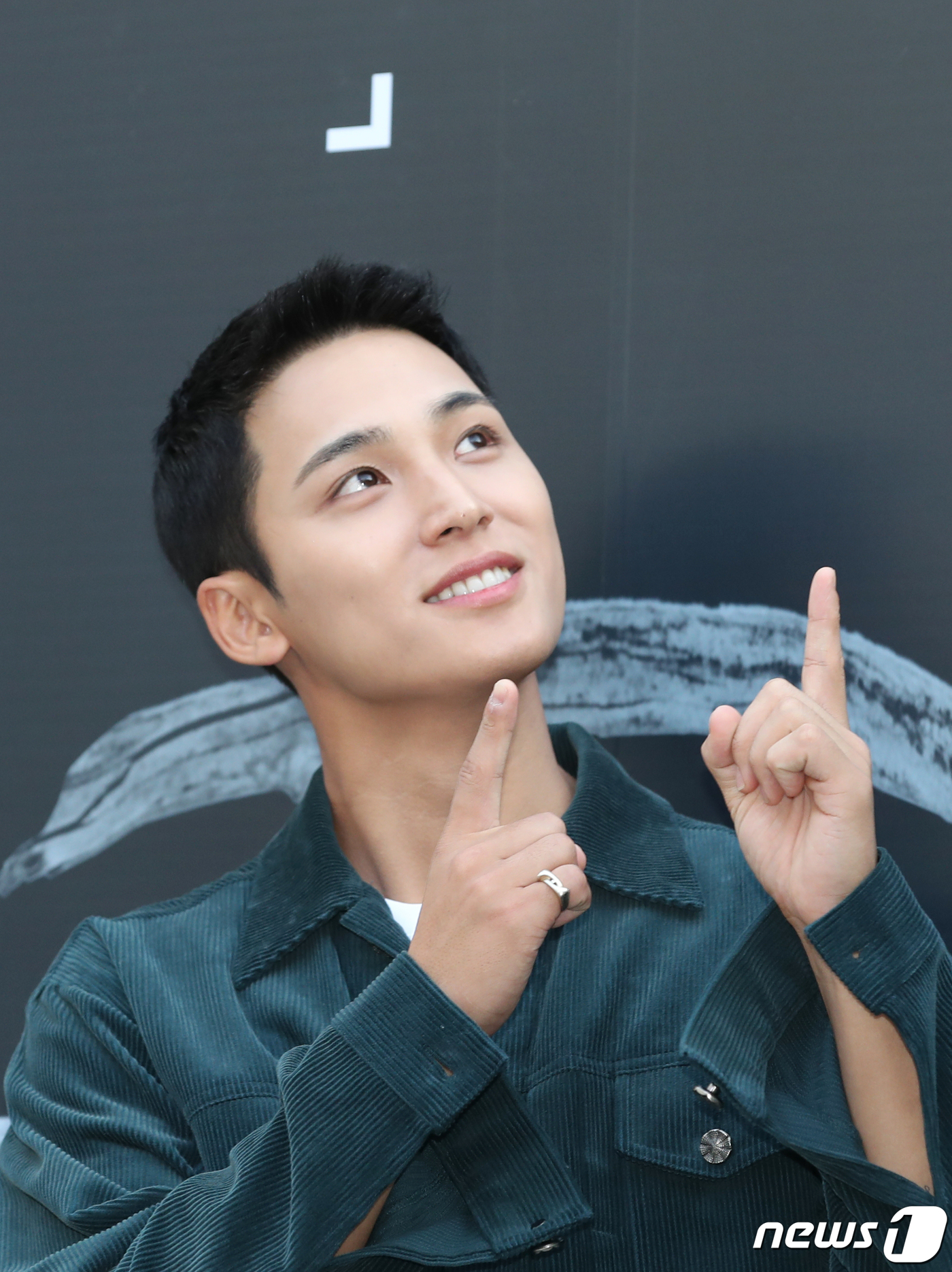 (서울=뉴스1) 권현진 기자 = 세븐틴 민규가  24일 서울 성동구 성수동에서 진행된 이니스프리 플래그십 스토어 ‘이니스프리 디아일 성수’ 오픈 행사에서 포즈를 취하고 있다. 20 …