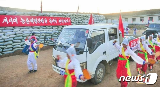 수확 마친 북한 황해남도 농장들…쌀 포대 쌓아놓고 춤판
