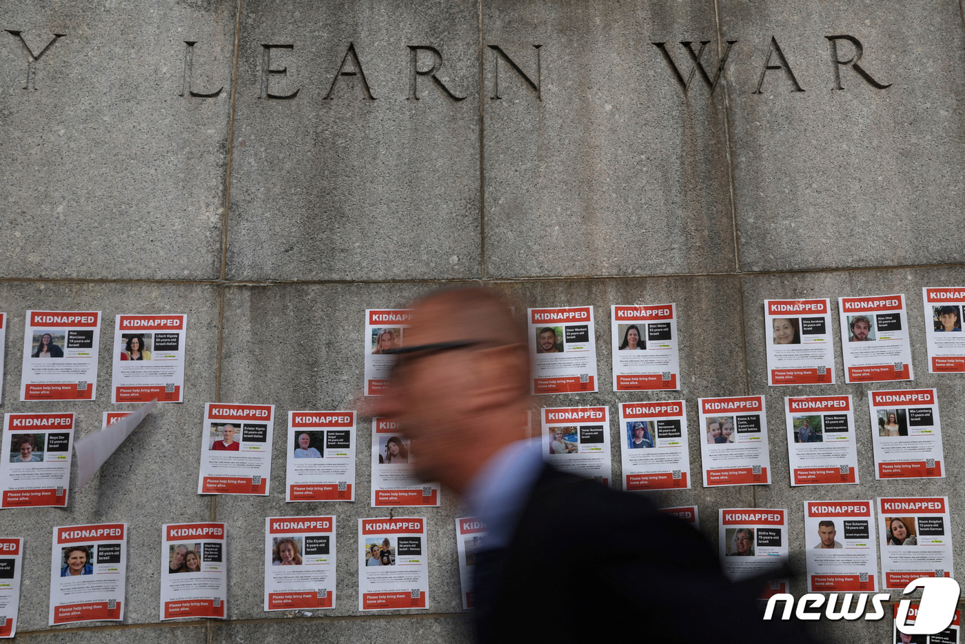 (뉴욕 로이터=뉴스1) 정지윤 기자 = 팔레스타인 무장정파 하마스와 이스라엘의 충돌이 계속되는 가운데 UN 뉴욕 지사에 가자 지구에 억류된 인질들을 찾는 전단지가 붙어있다. 202 …