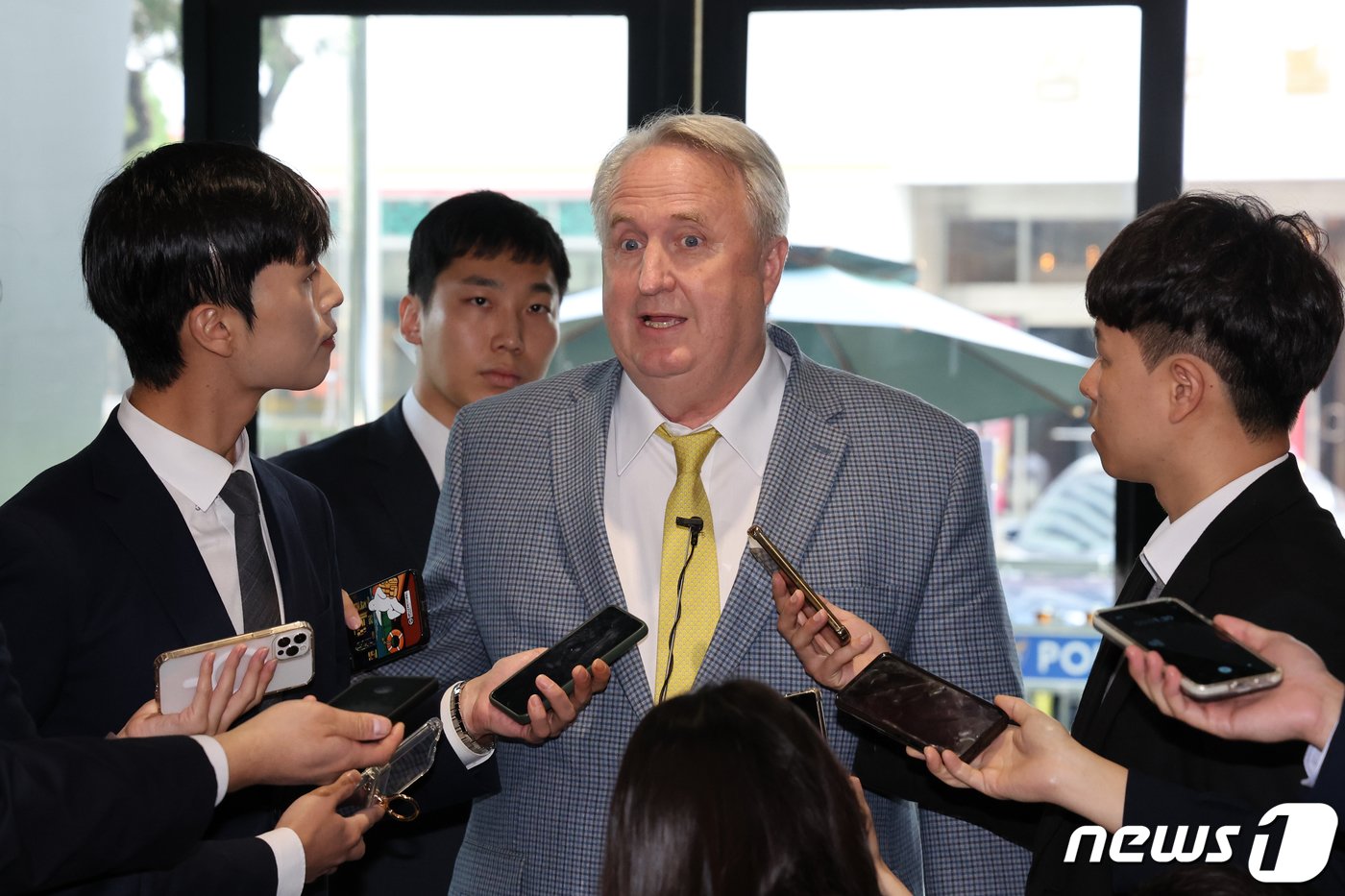 본문 이미지 - 인요한 국민의힘 혁신위원장이 25일 오전 서울 여의도 국민의힘 중앙당사에 마련된 혁신위 사무실로 출근, 취재진 질문에 답하고 있다. 2023.10.25/뉴스1 ⓒ News1 ,황기선 기자
