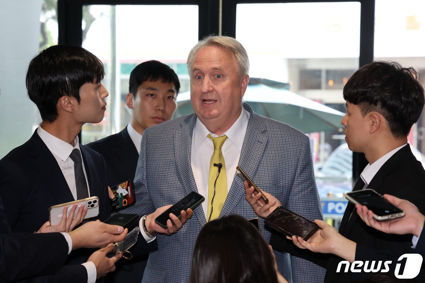 인요한 국민의힘 혁신위원장이 25일 오전 서울 여의도 국민의힘 중앙당사에 마련된 혁신위 사무실로 출근, 취재진 질문에 답하고 있다. 2023.10.25/뉴스1 ⓒ News1 ,황기선 기자