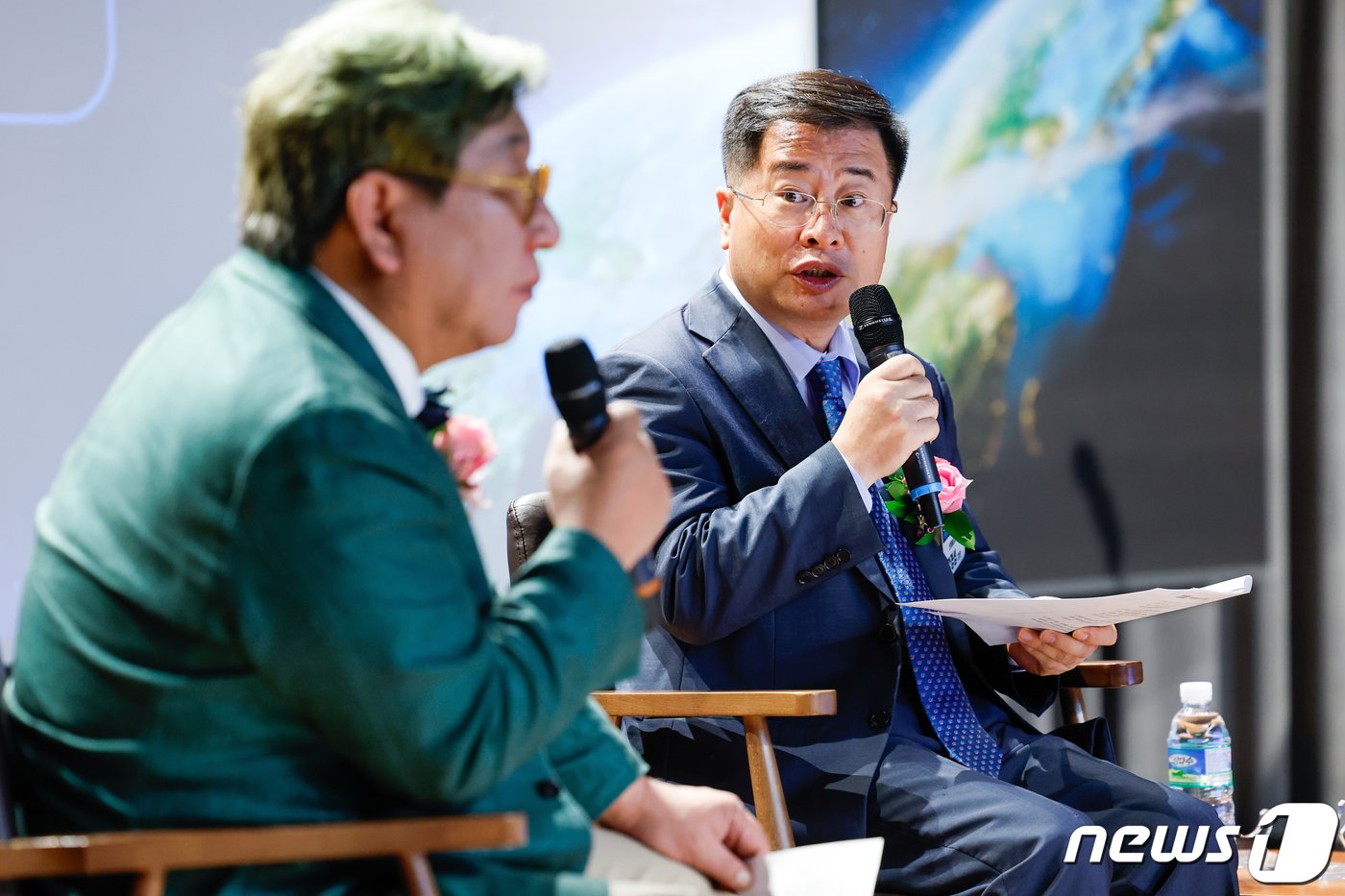 본문 이미지 - 강경성 산업통상자원부 2차관이 25일 서울 중구 은행회관에서 '탄소중립시대 신성장동력 기후테크'라는 주제로 열린 뉴스1 미래에너지포럼(NFEF) 2023에 참석해 특별대담을 하고 있다. 이번 포럼은 기후테크(기후 Climate와 기술 Technology의 합성어)를 바탕으로 탄소중립이라는 시대적 과제를 한국이 선도적으로 달성하고, 나아가 관련 산업 성장을 통한 에너지 강국으로의 도약을 위한 과제를 모색하고자 열렸다. 2023.10.25/뉴스1 ⓒ News1 안은나 기자