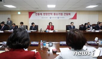 본문 이미지 - 이영 중소벤처기업부 장관이 25일 오전 서울 중구 대‧중소기업‧농어업협력재단에서 열린 '연동제 현장안착 중소기업 간담회'에 참석해 인사말하고 있다. 2023.10.25/뉴스1 ⓒ News1 이승배 기자