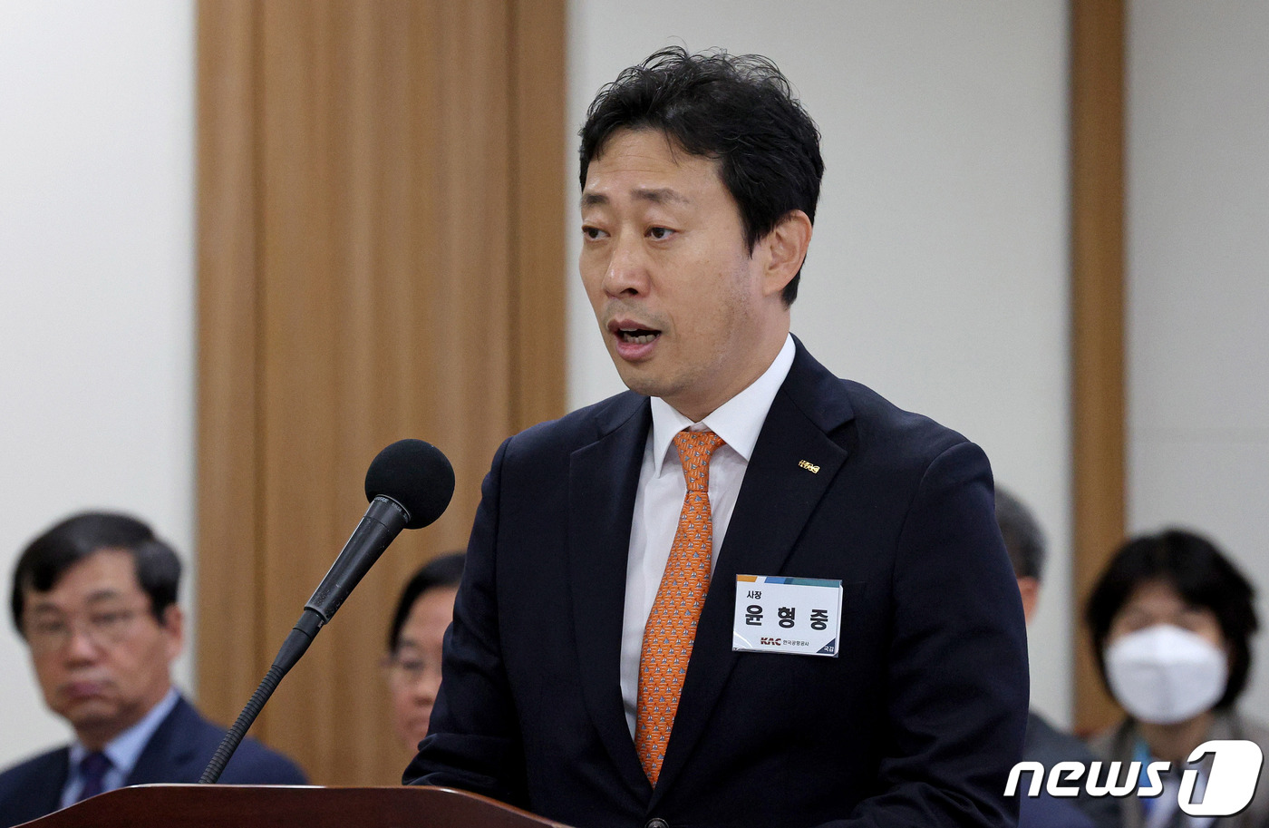 (인천=뉴스1) 장수영 기자 = 윤형중 한국공항공사 사장이 25일 오전 인천 중구 인천국제공항공사 청사에서 열린 국회 국토교통위원회의 인천국제공항공사와 한국공항공사, 항공안전기술원 …