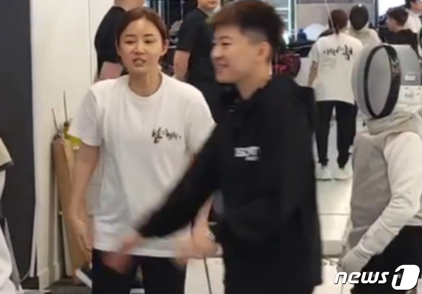 본문 이미지 - 남현희가 운영하는 펜싱아카데미 SNS에 올라와 있는 남현희(왼쪽)와 전청조씨의 모습.  /'ⓒ 뉴스1