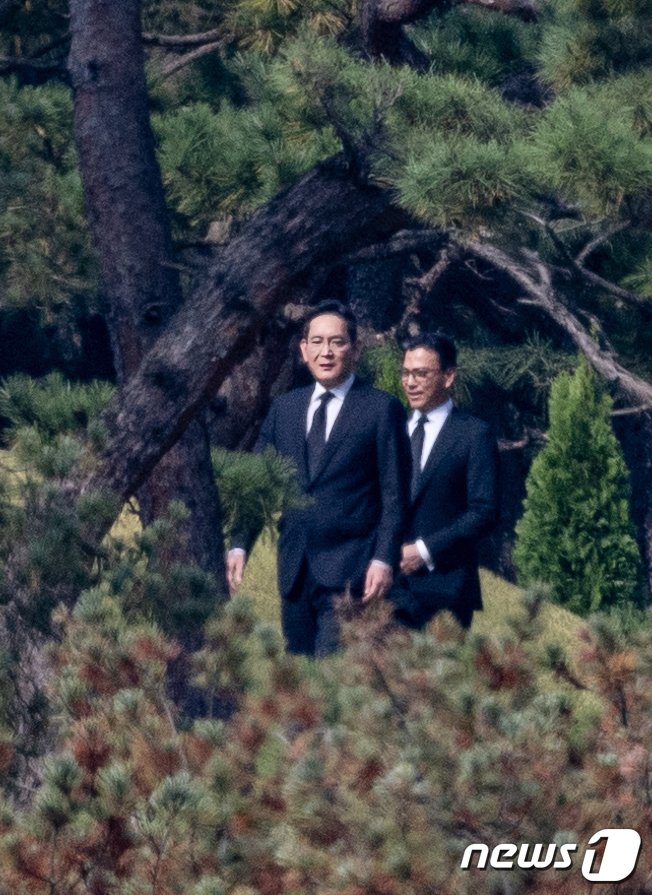 본문 이미지 - 이재용 삼성전자 회장이 25일 오전 경기도 수원시 장안구 소재 故 이건희 삼성 선대회장 선영에서 열린 3주기 추도식에 참석하고 있다. 오른쪽은 김재열 국제올림픽위원회 위원 겸 국제빙상경기연맹회장. 2023.10.25/뉴스1 ⓒ News1 이재명 기자