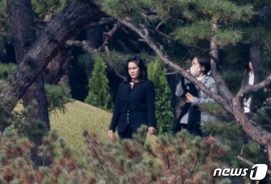 본문 이미지 - 이서현 삼성복지재단 이사장 겸 삼성글로벌리치 고문이 25일 오전 경기도 수원시 장안구 소재 故 이건희 삼성 선대회장 선영에서 열린 3주기 추도식에 참석하고 있다.   오른쪽은 홍라희 전 리움미술관장. 2023.10.25/뉴스1 ⓒ News1 이재명 기자