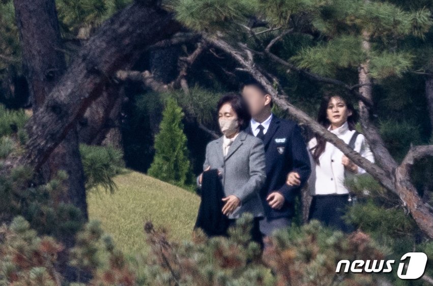 본문 이미지 - 홍라희 전 리움미술관장이 25일 오전 경기도 수원시 장안구 소재 故 이건희 삼성 선대회장 선영에서 열린 3주기 추도식에 참석하고 있다. 왼쪽부터 홍 전 관장, 이부진 호텔신라 사장의 아들 임모 군, 이 사장. 2023.10.25/뉴스1 ⓒ News1 이재명 기자