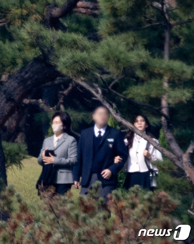 본문 이미지 - 홍라희 전 리움미술관장이 25일 오전 경기도 수원시 장안구 소재 故 이건희 삼성 선대회장 선영에서 열린 3주기 추도식에 참석하고 있다. 왼쪽부터 홍 전 관장, 이부진 호텔신라 호텔신라 사장의 아들 임모 군, 이 사장. 2023.10.25/뉴스1 ⓒ News1 이재명 기자