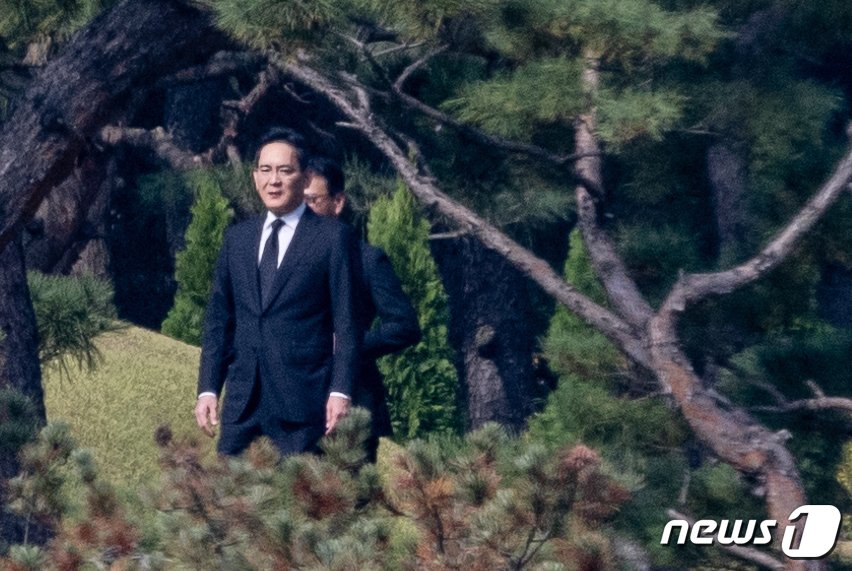 본문 이미지 - 이재용 삼성전자 회장이 25일 오전 경기도 수원시 장안구 소재 故 이건희 삼성 선대회장 선영에서 열린 3주기 추도식에 참석하고 있다.   오른쪽은 김재열 국제올림픽위원회 위원 겸 국제빙상경기연맹회장. 2023.10.25/뉴스1 ⓒ News1 이재명 기자