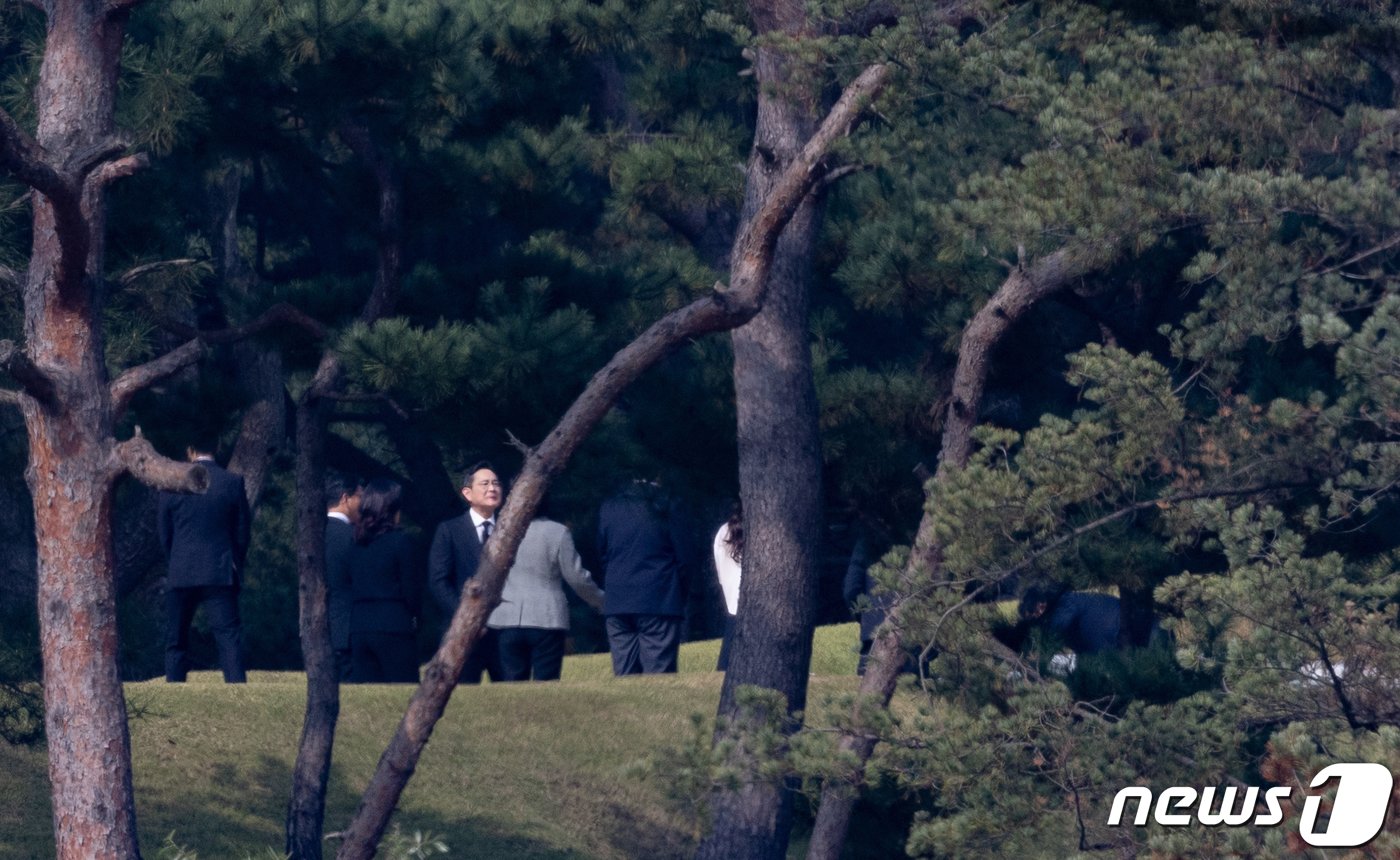 이재용 삼성전자 회장이 25일 오전 경기도 수원시 장안구 소재 故 이건희 삼성 선대회장 선영에서 열린 3주기 추도식에서 가족들과 대화를 하고 있다. 이날 추도식에는 이 회장, 홍라희 전 리움미술관장, 이부진 호텔신라 사장, 아들 임모 군, 이서현 삼성복지재단 이사장 겸 삼성글로벌리치 고문, 김재열 국제올림픽위원회 위원 겸 국제빙상경기연맹회장이 참석했다. 2023.10.25/뉴스1 ⓒ News1 이재명 기자