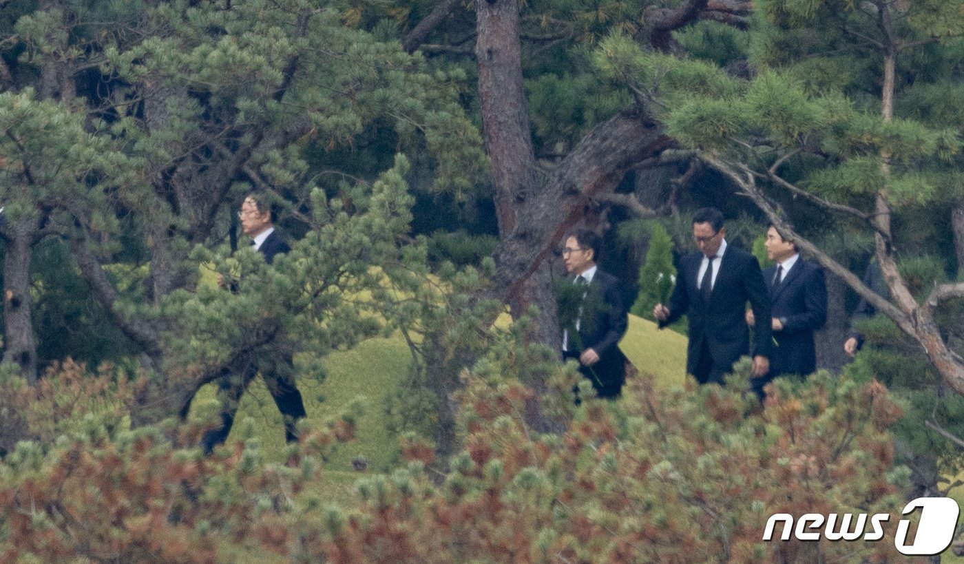 본문 이미지 - 삼성그룹 계열사 사장단이 25일 오전 경기도 수원시 장안구 소재 故 이건희 삼성 선대회장 선영에서 열린 3주기 추도식에 참석하고 있다. 2023.10.25/뉴스1 ⓒ News1 이재명 기자