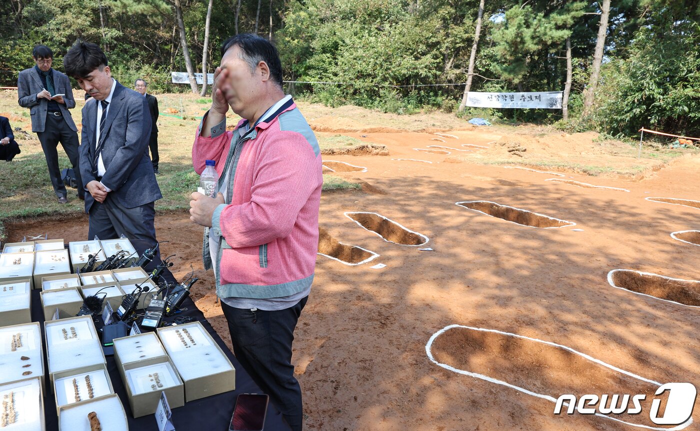 본문 이미지 - 25일 경기도 안산시 단원구 선감도에서 진실화해위원회 주최한 선감학원 아동 인권침해 사건 유해발굴 현장 언론공개 설명회에서 희생자의 친구가 눈물을 흘리고 있다. 2023.10.25/뉴스1 ⓒ News1 김도우 기자