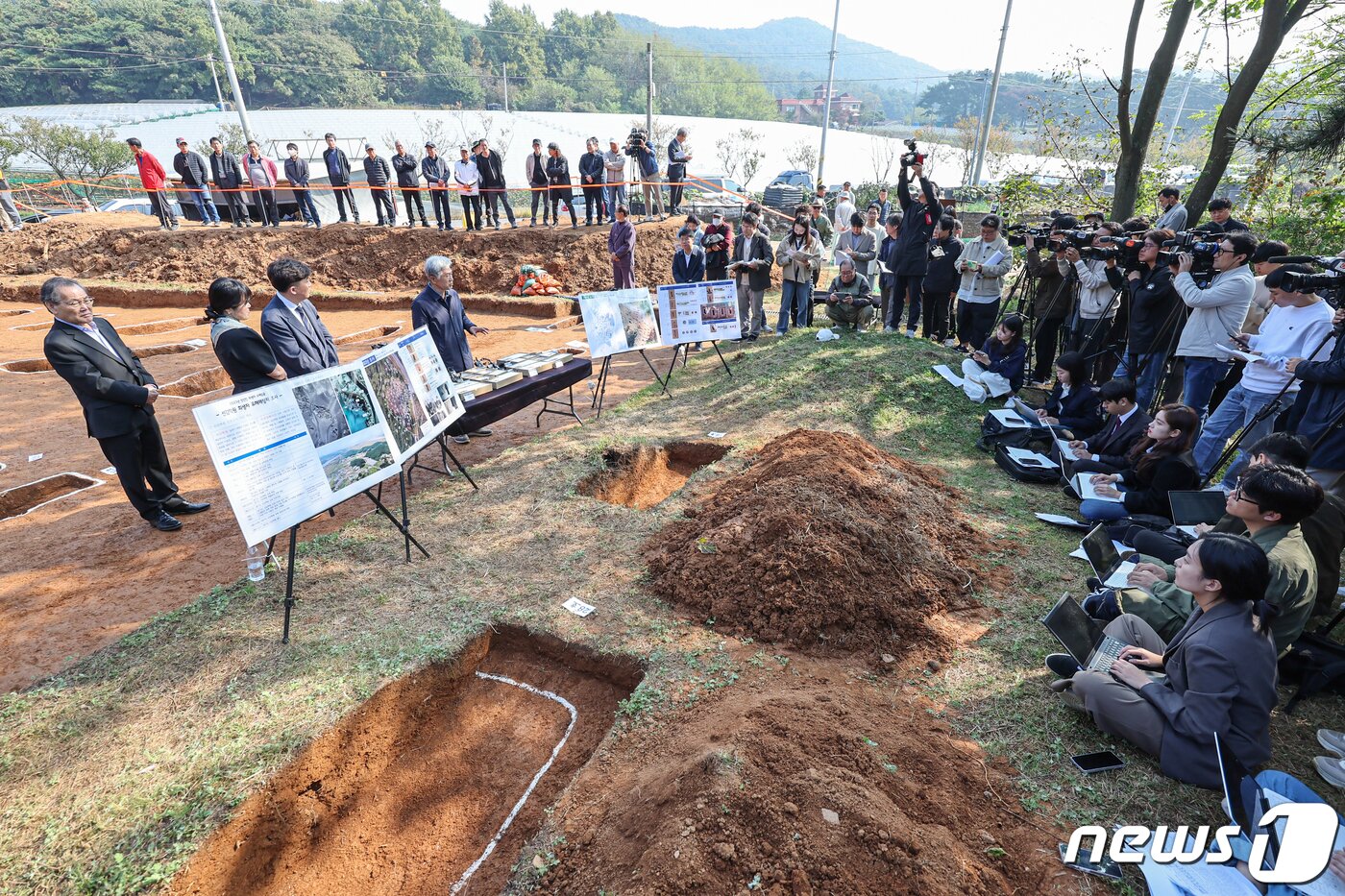 본문 이미지 - 25일 경기도 안산시 단원구 선감도에서 진실화해위원회 주최 선감학원 아동 인권침해 사건 유해발굴 현장 언론공개 설명회가 열리고 있다. 2023.10.25/뉴스1 ⓒ News1 김도우 기자