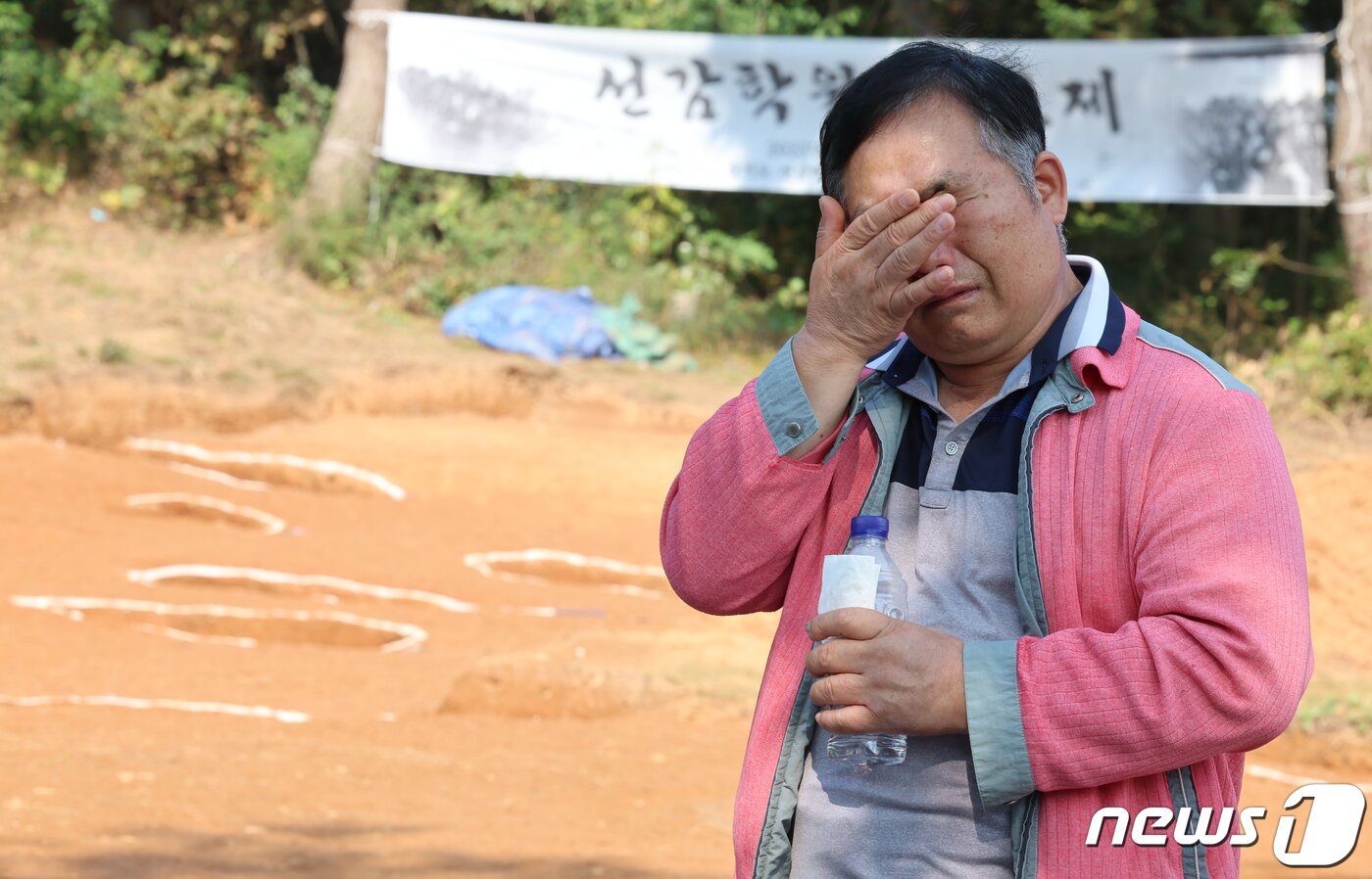 본문 이미지 - 25일 경기도 안산시 단원구 선감도에서 진실화해위원회 주최한 선감학원 아동 인권침해 사건 유해발굴 현장 언론공개 설명회에서 희생자의 친구가 눈물을 흘리고 있다. 2023.10.25/뉴스1 ⓒ News1 김도우 기자