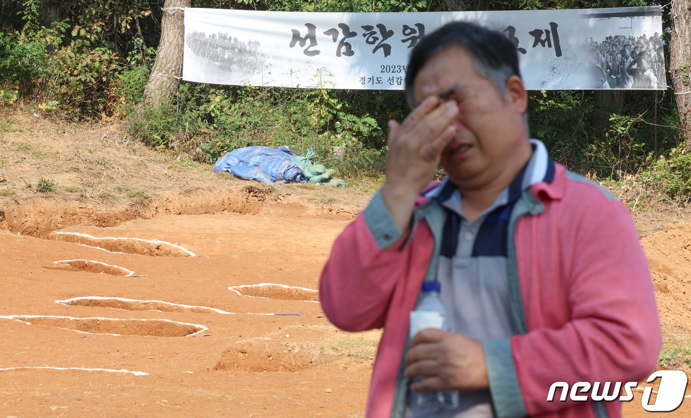 본문 이미지 - 25일 경기도 안산시 단원구 선감도에서 진실화해위원회 주최한 선감학원 아동 인권침해 사건 유해발굴 현장 언론공개 설명회에서 희생자의 친구가 눈물을 흘리고 있다. 2023.10.25/뉴스1 ⓒ News1 김도우 기자