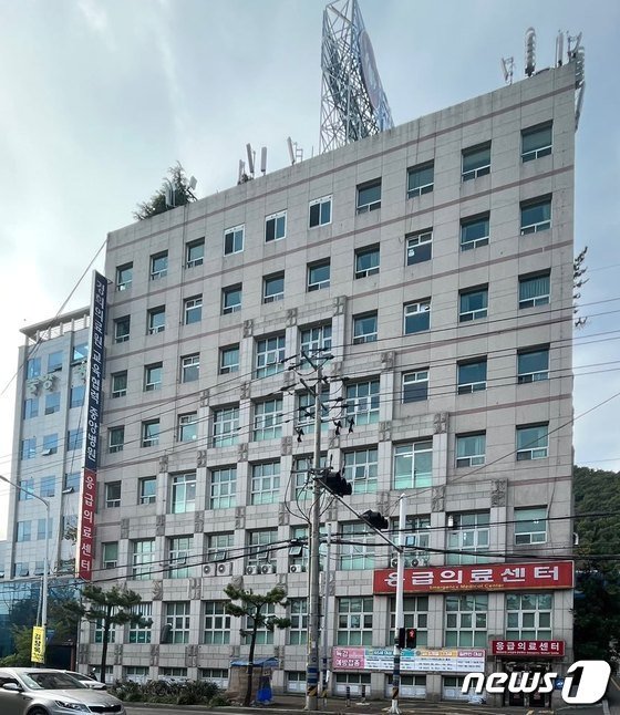 본문 이미지 - 경남 김해 경희중앙병원(경희의료원 교육협력 중앙병원)이 경영 악화 등으로 의료차질을 빚고 있다. 현재 입원환자를 모두 퇴원·전원 조치하고 외래환자 진료도 중단됐다. 2023.10.6 ⓒ 뉴스1 송보현 기자