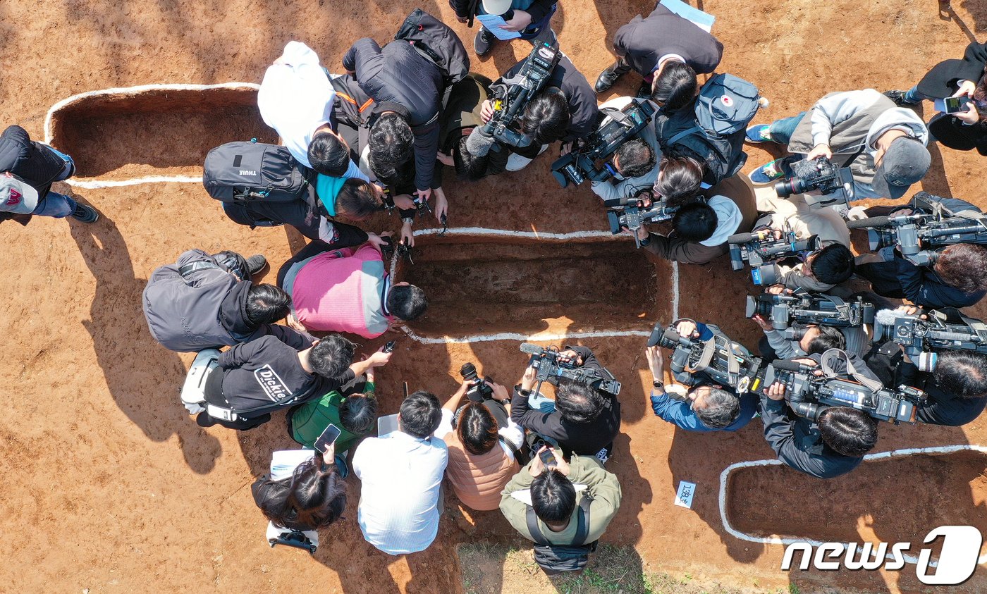 본문 이미지 - 25일 경기도 안산시 단원구 선감도에서 진실화해위원회 주최 선감학원 아동 인권침해 사건 유해발굴 현장 언론공개 설명회가 열리고 있다. 공동취재) 2023.10.25/뉴스1 ⓒ News1 김도우 기자