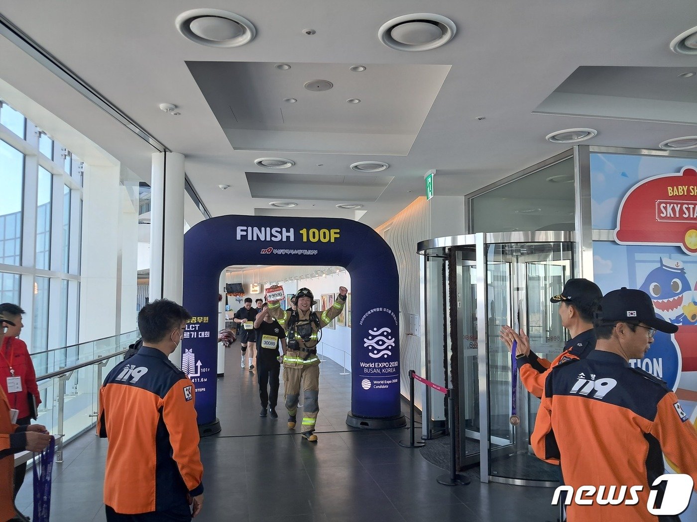 본문 이미지 - 부산 해운대LCT 계단오르기 대회 참가자가 100층 결승선에 도착해 환호하고 있다. (부산소방재난본부 제공)