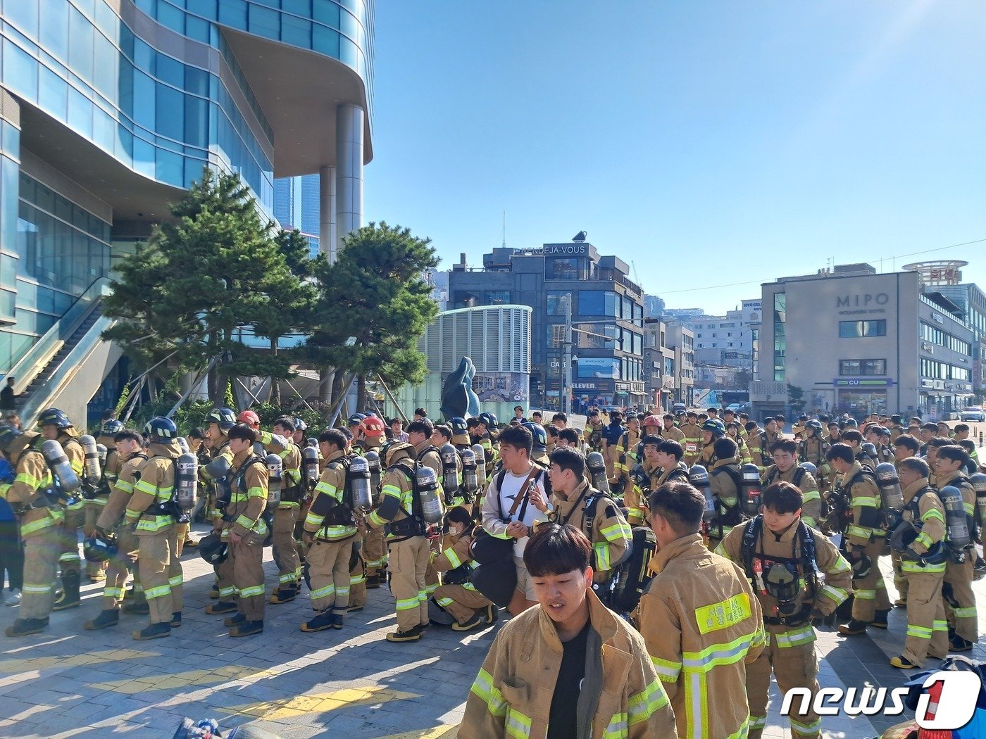 25일 오전 &#39;부산 해운대LCT 계단오르기&#39; 대회에 전국 소방대원들이 참가하고 있다.&#40;부산소방재난본부 제공&#41;