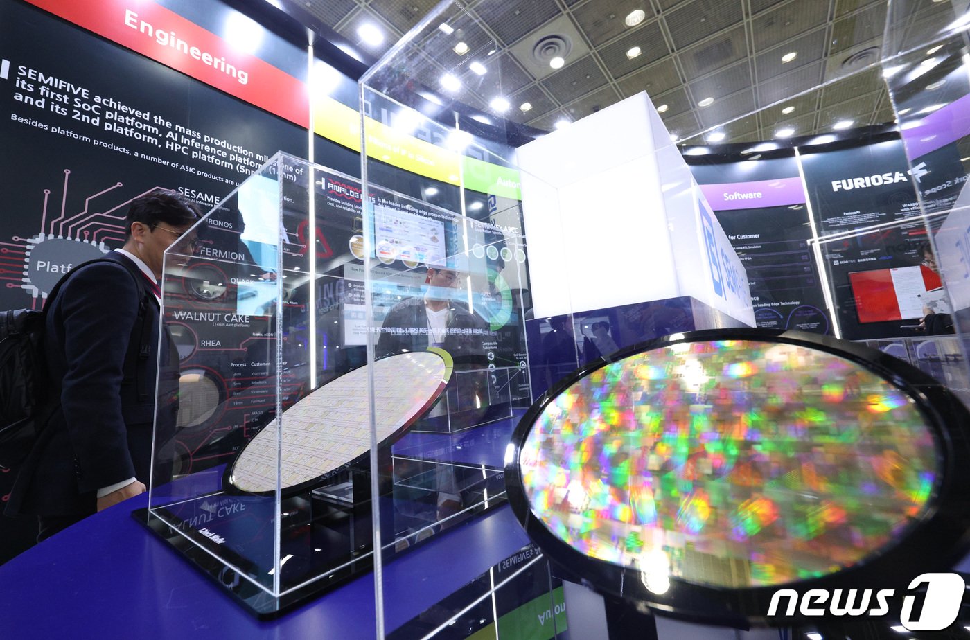 본문 이미지 - 서울 강남구 코엑스에서 열린 반도체대전에서 관람객들이 반도체웨이퍼를 살펴보고 있다.  ⓒ News1 신웅수 기자