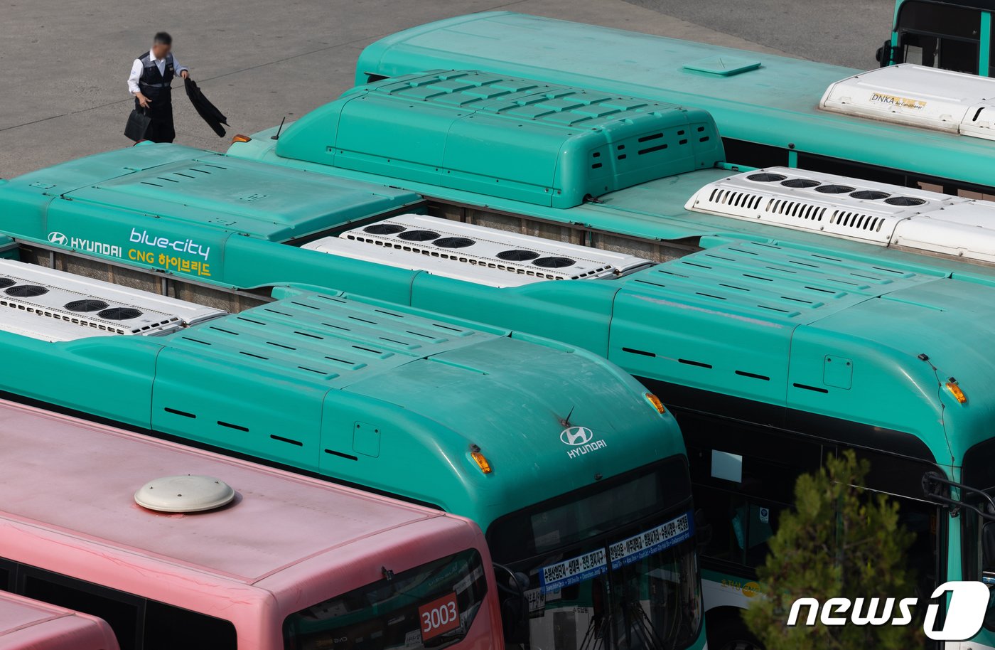 본문 이미지 - 경기도 수원시의 한 시내버스 차고지에 버스가 주차돼 있다. 2023.10.25/뉴스1 ⓒ News1 이재명 기자
