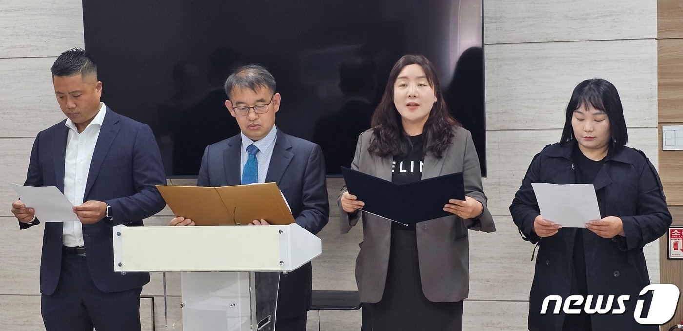 충북학교운영위원회 위원협의회와 충북도학교학부모연합회가 25일 충북교육청에서 기자회견을 열고 &#34;도종환 의원과 충북교육청, 교육 관련 단체는 당장 정쟁을 멈추고 아이들의 미래 교육을 위해 함께 힘을 모아야 할 때&#34;라고 요구했다.2023.10.25/뉴스1