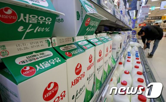 25일 오후 서울의 한 대형마트를 찾은 시민이 우유를 고르고 있다. 2023.10.25/뉴스1 © News1 장수영 기자