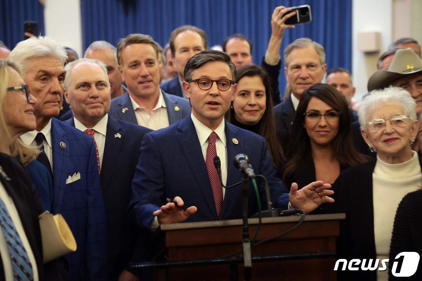 본문 이미지 - 마이크 존슨 미국 하원의장이 24일(현지시간) 워싱턴 DC 국회의사당 롱워스 하우스에서 연설하고 있다. 2023.10.25 ⓒ AFP=뉴스1 ⓒ News1 정지윤 기자