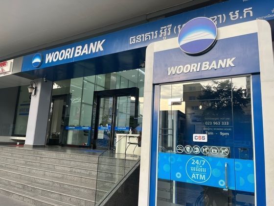 본문 이미지 - 프놈펜 모니봉 거리에 위치한 캄보디아우리은행 본점. /뉴스1 ⓒ News1 신병남 기자