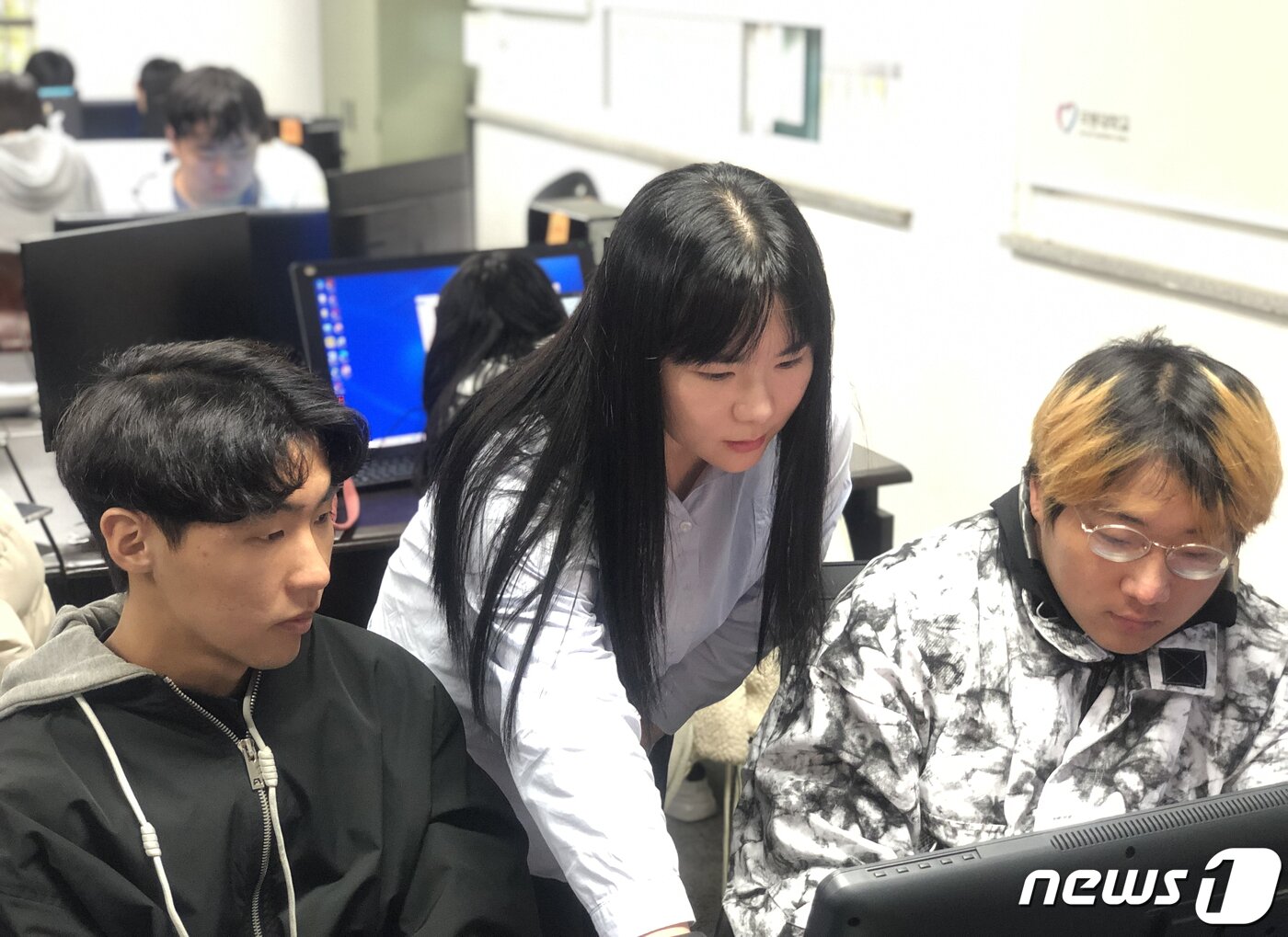 본문 이미지 -  이서아 에이콘 MD가 극동대 만화애니메이션학과를 찾아 노하우를 전수하고 있다..(극동대 제공)/2023.10.25/뉴스1