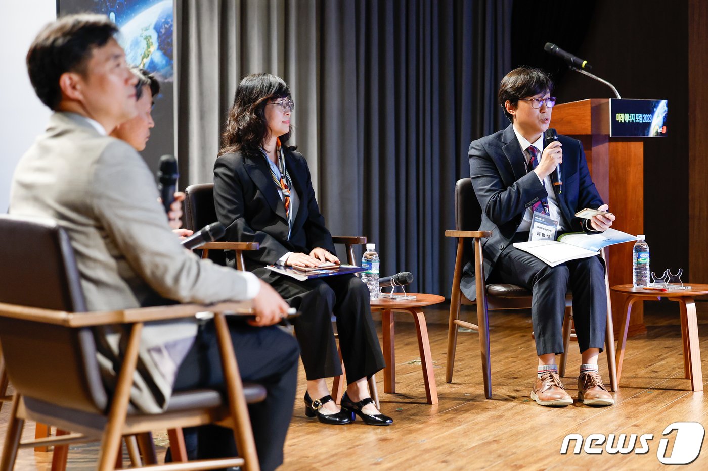 원두환 부산대학교 교수&#40;왼쪽부터&#41;와 박승수 한국가스공사 팀장, 송지숙 농림축산식품부 농촌탄소중립정책과장, 윤범석 에너지경제연구원 박사가 25일 서울 중구 은행회관에서 열린 뉴스1 미래에너지포럼&#40;NFEF&#41; 2023에 참석해 &#39;탄소중립 실현을 위한 과제&#39;를 주제로 토론하고 있다. 2023.10.25/뉴스1 ⓒ News1 안은나 기자