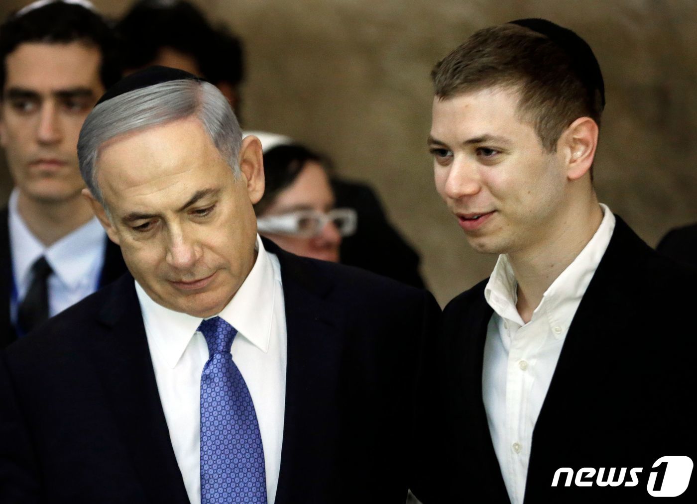 (예루살렘 AFP=뉴스1) 강민경 기자 = 베냐민 네타냐후 이스라엘 총리(왼쪽)와 그의 아들 야이르가 예루살렘 통곡의 벽을 방문하고 있다. 2015.3.18ⓒ AFP=뉴스1