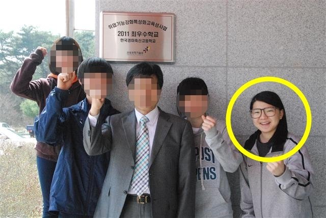 본문 이미지 - 2011년 취업기능강화 최우수학교로 선정돼 기쁨을 나누고 있는 한국경마축산고 교장과 학생들. 맨오른쪽이 전청조씨. (한국경마축산고)