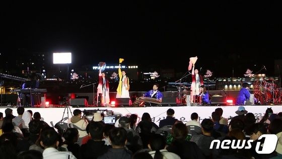 '2023나주축제, 영산강은 살아있다'의 한 공연 © News1