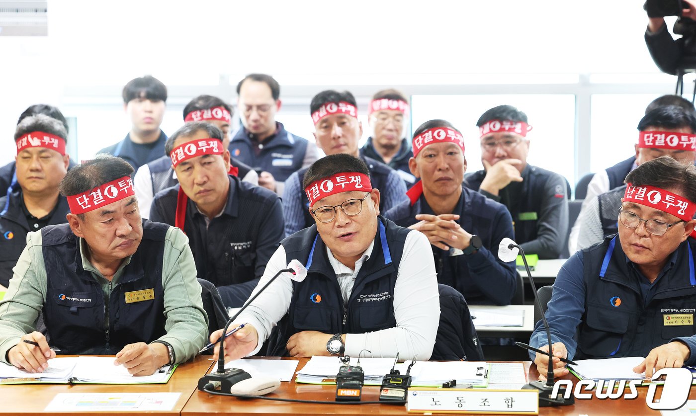 본문 이미지 - 이기천 경기도버스노조협의회 의장이 25일 오후 경기도 수원시 장안구 경기지방노동위원회에서 열린 경기지역자동차노동조합 노동쟁의 조정신청 사건에 대한 조정회의에서 발언을 하고 있다. 최종 조정 회의 결렬 시 26일 첫차부터 전면 파업에 들어간다. (공동취재) 2023.10.25/뉴스1 ⓒ News1 이재명 기자