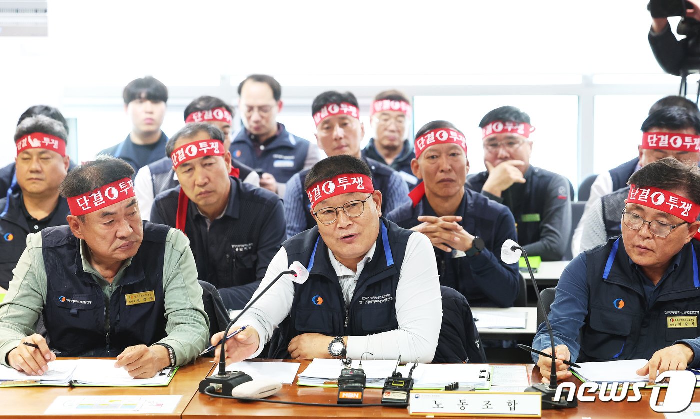 이기천 경기도버스노조협의회 의장이 25일 오후 경기도 수원시 장안구 경기지방노동위원회에서 열린 경기지역자동차노동조합 노동쟁의 조정신청 사건에 대한 조정회의에서 발언을 하고 있다. 최종 조정 회의 결렬 시 26일 첫차부터 전면 파업에 들어간다. &#40;공동취재&#41; 2023.10.25/뉴스1 ⓒ News1 이재명 기자