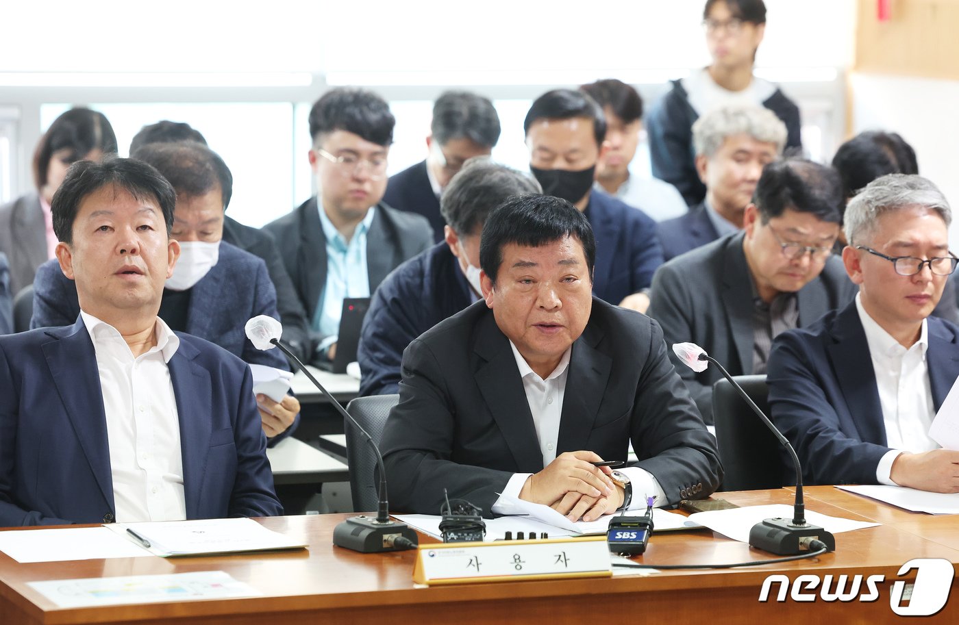 본문 이미지 - 김기성 경기도버스운송사업조합 이사장이 25일 오후 경기도 수원시 장안구 경기지방노동위원회에서 열린 경기지역자동차노동조합 노동쟁의 조정신청 사건에 대한 조정회의에서 발언을 하고 있다. 최종 조정 회의 결렬 시 26일 첫차부터 전면 파업에 들어간다. (공동취재) 2023.10.25/뉴스1 ⓒ News1 이재명 기자