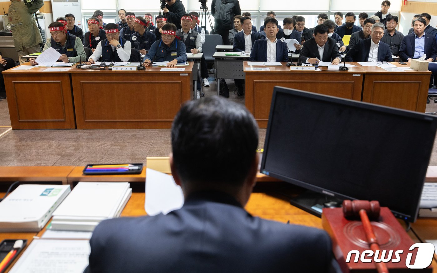 본문 이미지 - 25일 오후 경기도 수원시 장안구 경기지방노동위원회에서 경기지역자동차노동조합 노동쟁의 조정신청 사건에 대한 조정회의가 열리고 있다. 최종 조정 회의 결렬 시 26일 첫차부터 전면 파업에 들어간다. 2023.10.25/뉴스1 ⓒ News1 이재명 기자